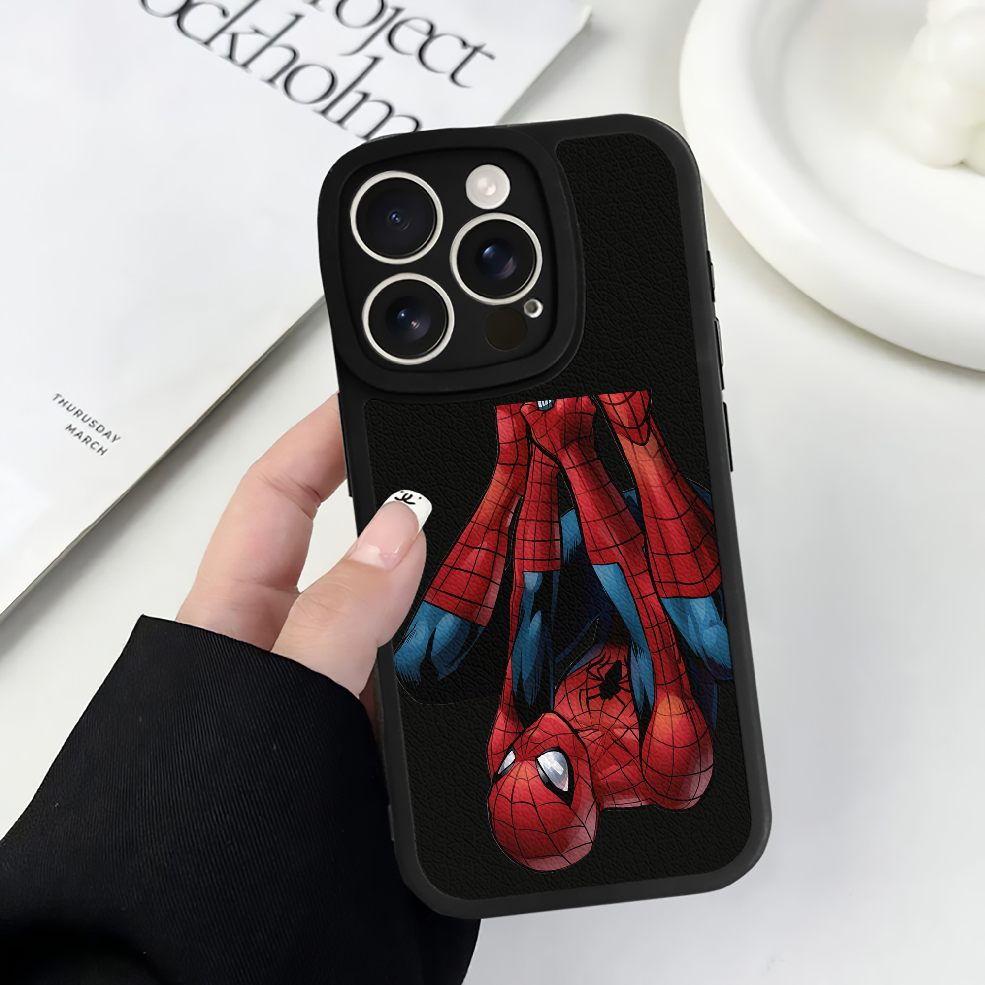 Spider Man スパイダーマン 【iPhone 16シリーズ対応】シリコンスマホケース（レザー調） 材質：シリコン